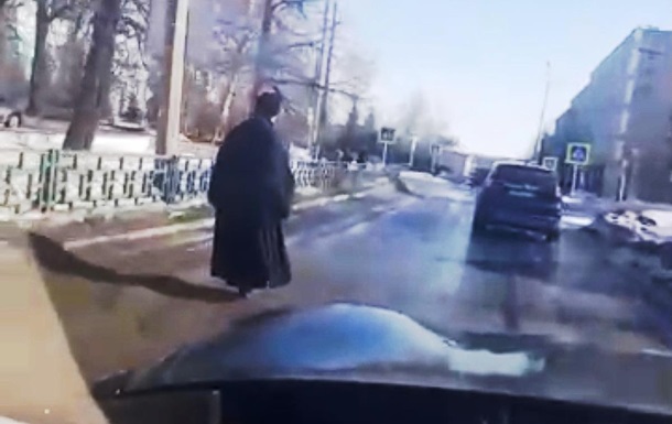 У Росії зняли на відео священика, який хвацько їхав по дорозі на моноколесі. Він миттєво став популярним.
