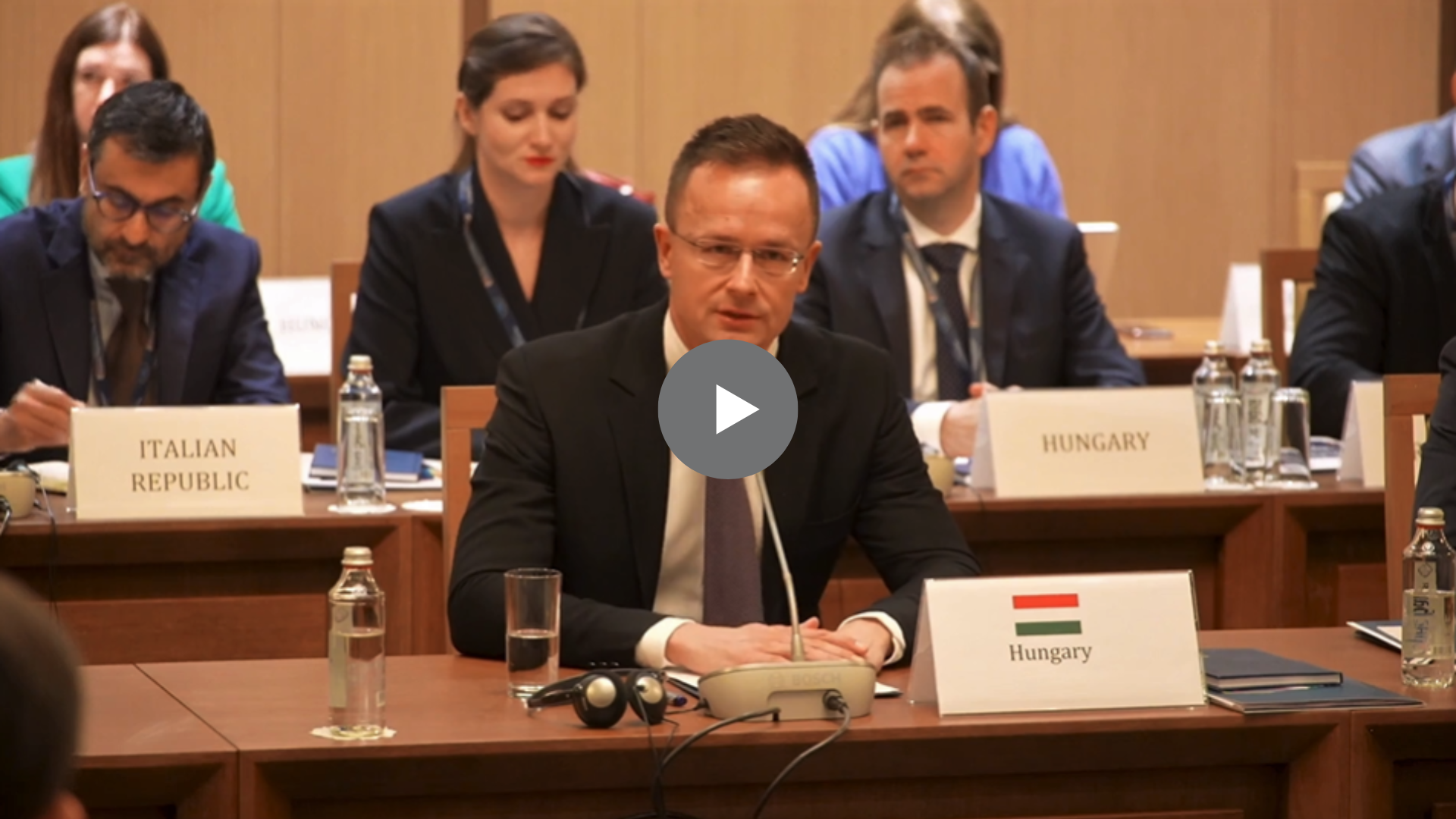 За словами Сійяро, Будапешт уже надав значну фінансову допомогу Україні та готовий робити це надалі. Але довгостроковий план спільних запозичень Угорщина не підтримуватиме.
