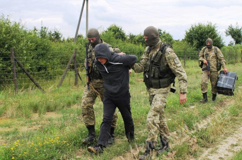 На «Лужанці» военнослужащие-пограничники поймали «контрабандиста» с нелегальными сигаретами / ФОТО