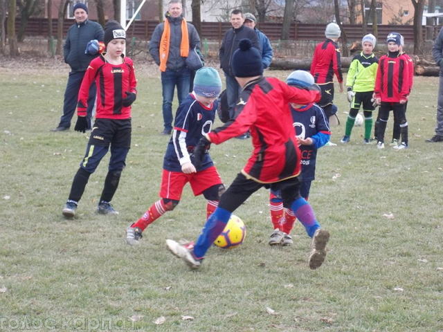 Змагання проводяться на сільському стадіоні с.Яноші серед підлітків 2009 року народження і молодші.