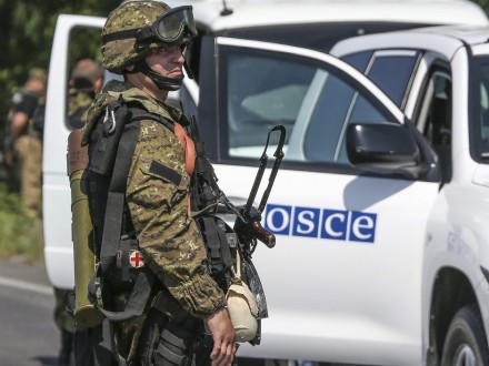 Автомобіль спостерігачів місії ОБСЄ в Донецькій області черговий раз обстріляли. 