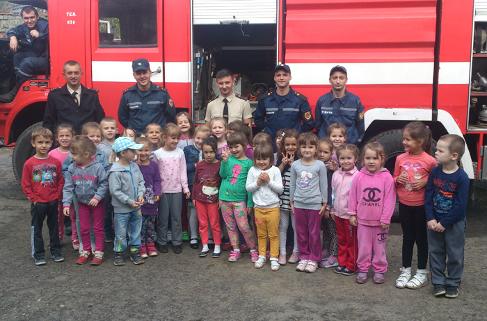 У Хусті рятувальники розповіли дошкілнятам про безпеку / ФОТО