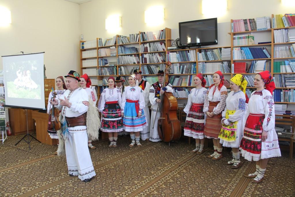 В Закарпатській обласній бібліотеці презентували одразу три книги під пісні і танці ансамблю «Ужгород»