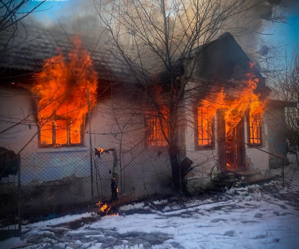 У селі Верхня Білка на Львівщині під час пожежі загинув 75-річний чоловік. Попередньо пожежа могла виникнути через несправний обігрівач.