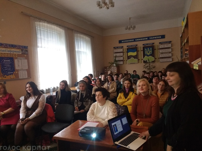 У Виноградівській центральній публічній бібліотеці відбулася зустріч з молодою поеткою, вчителькою, волонтеркою Людмилою Корольовою. 
