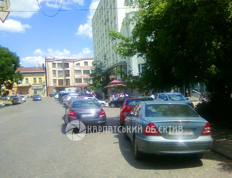 Возле областной государственной администрации в Ужгороде водители двух иномарок оставили свои авто прямо на улице. 