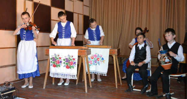 Благотворительный концерт в пользу Косинської школы искусств (КШИ) организовали педагоги и воспитанники подобного специализированного учебного заведения города Тисабеч.