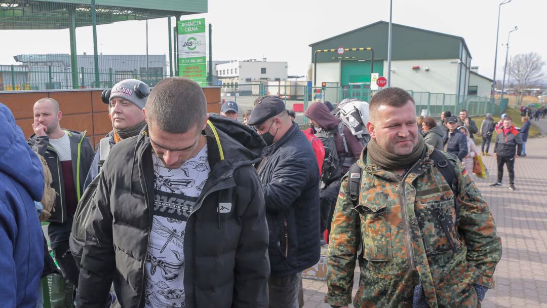 В Госдепе США прокомментировали приостановку консульских услуг за рубежом для украинских мужчин мобилизационного возраста, назвав это «сложным вопросом».