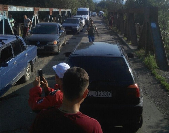 Сьогодні, 29 липня, зранку у селі Колодно, що на Тячівщині, місцеві жителі перекрили міст.