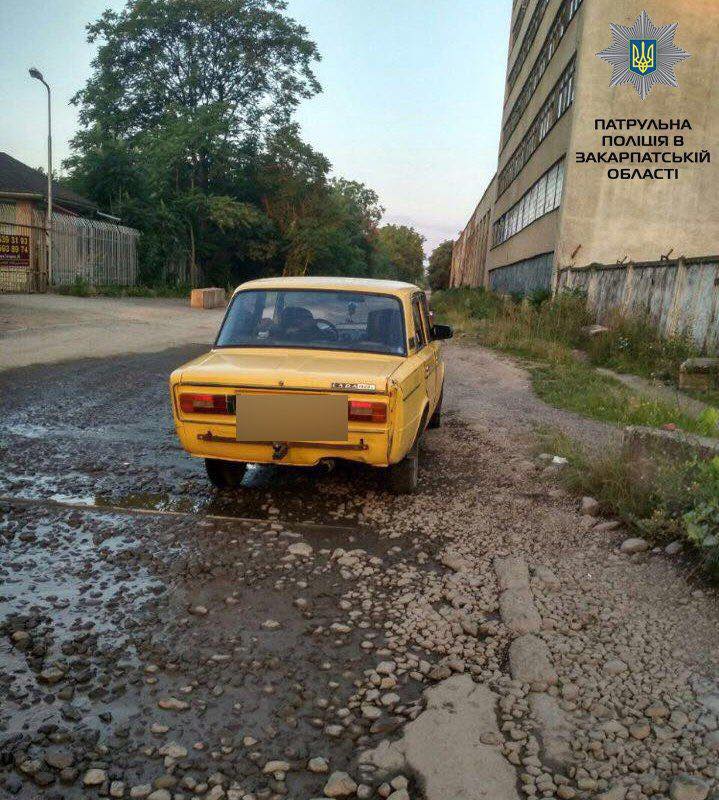 Сьогодні, біля 5-ї години ранку, ужгородські патрульні зупинили за порушення правил дорожнього руху авто «ВАЗ» на вулиці Гагаріна.

