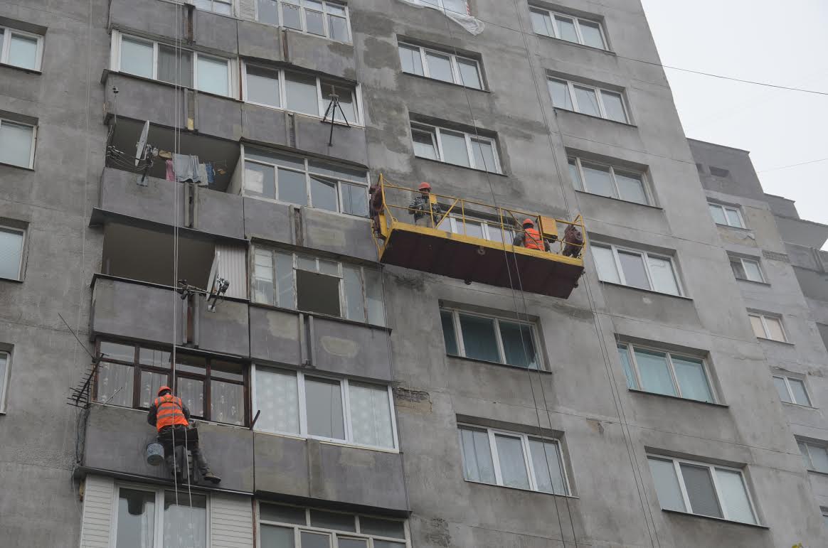 З кінця жовтня розпочалися ремонтні роботи фасаду ужгородського 