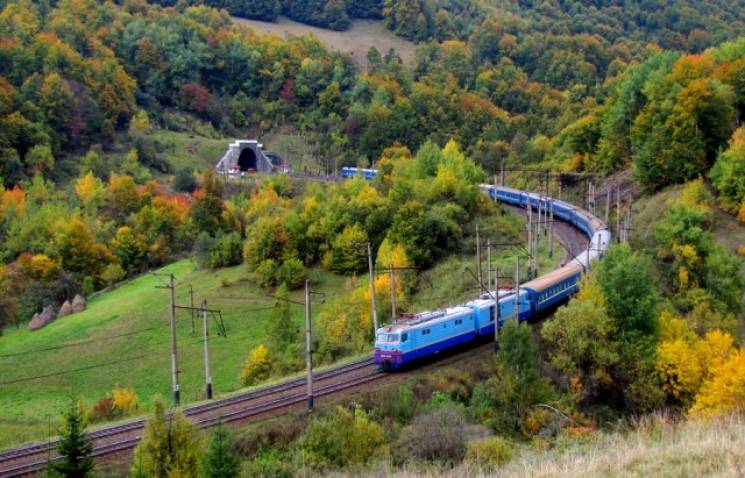 Через затримки поїздів в Укрзалізниці оголосили альтернативні варіанти довезення пасажирів на Закарпатті. 