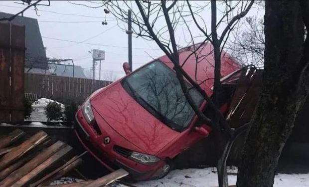 В Тячевском районе автомобиль снес забор.