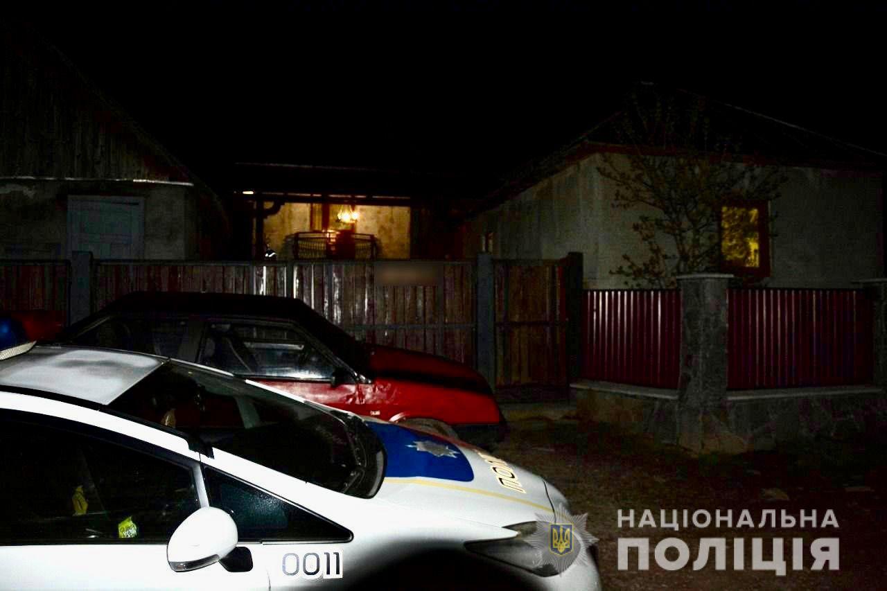 Вчора, 26 квітня, близько 23-ої години до поліції надійшло повідомлення від жителя села Плоскановиця Мукачівського району про те, що він виявив мертвим свого односельця.