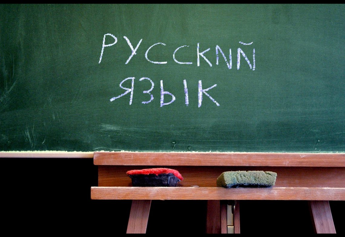 В оккупированном Мариуполе россияне продлили учебный год до конца лета, чтобы подготовить школы к российской программе.