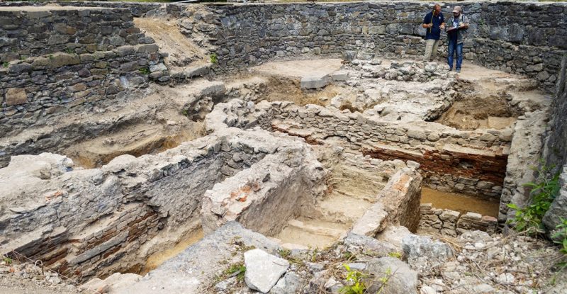 Поховання XV-XVII століть, фрагменти дерева, кераміку, уламки скла та інших цінний матеріал для досліджень виявили під час розпкопок.