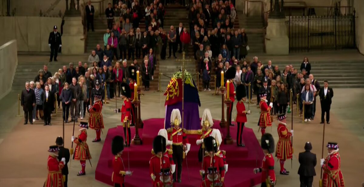 У Вестмінстерському палаці, де всі охочі можуть попрощатися з покійною королевою Єлизаветою II, стався неприємний інцидент.