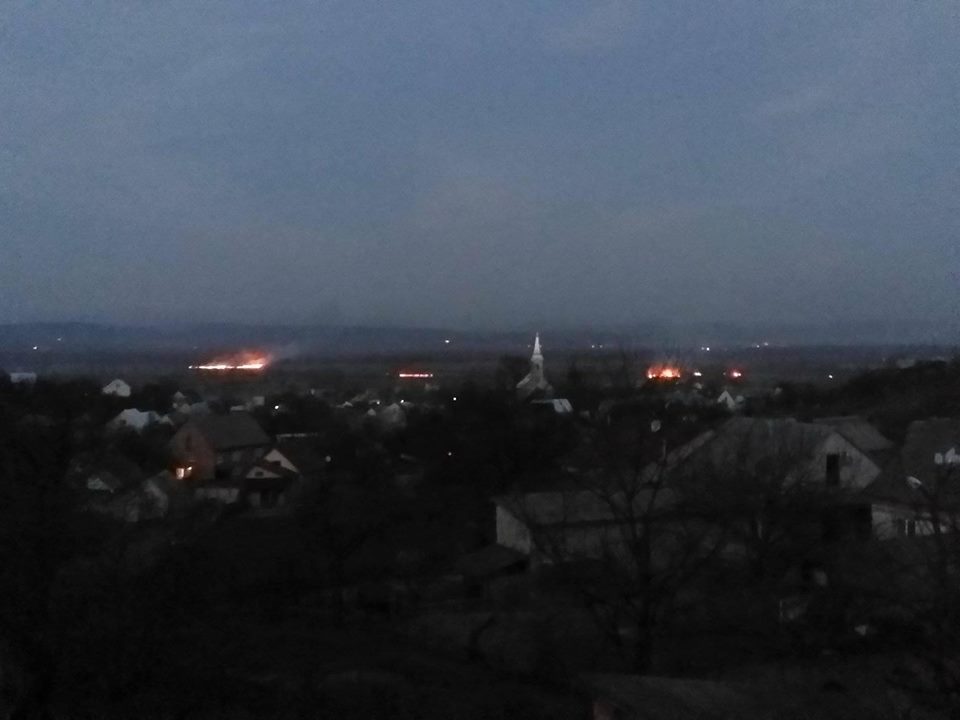 Неподалік села Велятино зафіксували масштабні пожежі.