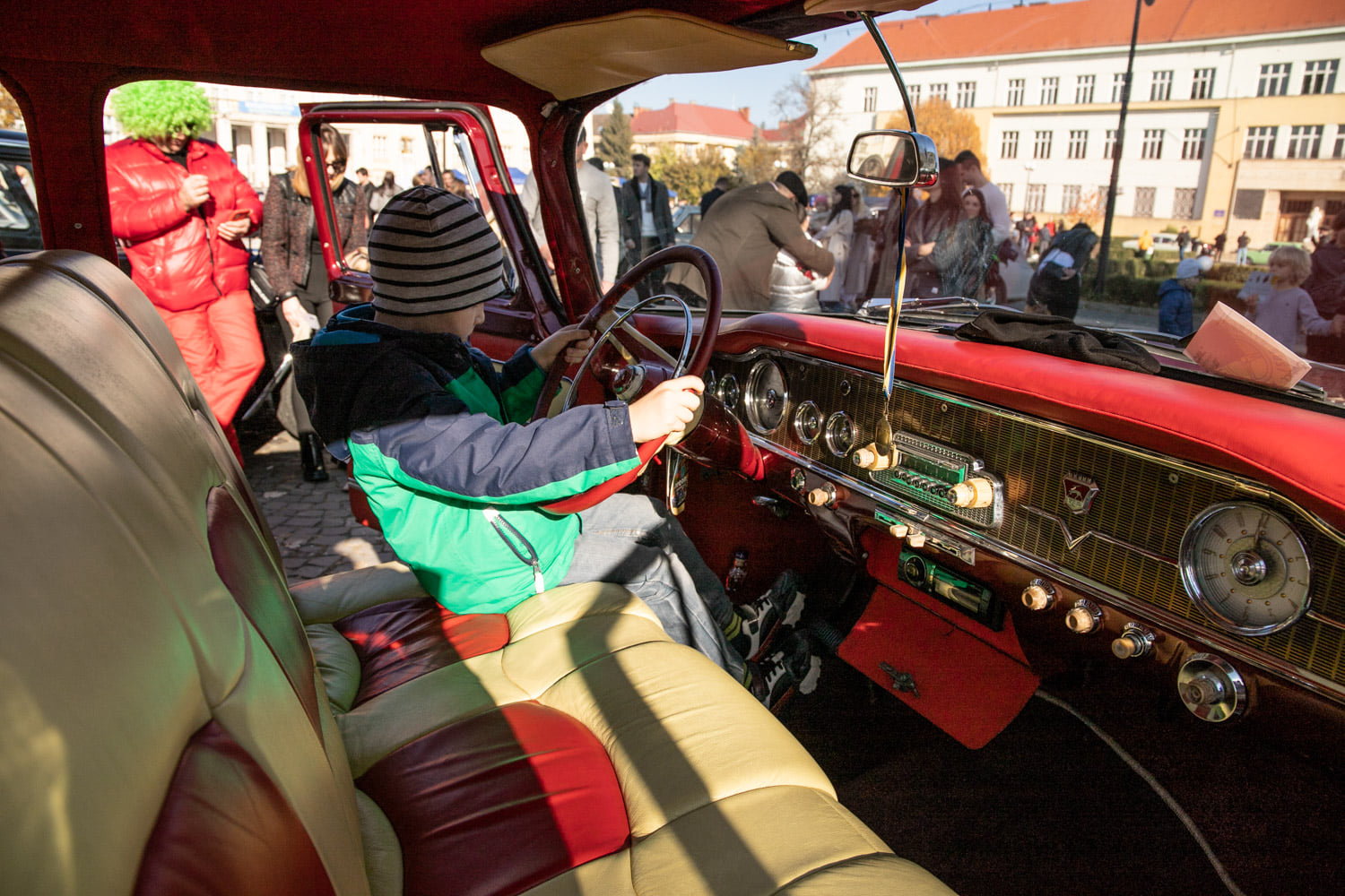 Найбільшу колекцію ретроавтівок на Закарпатті можна було побачити сьогодні в Ужгороді – оригінальні автівки із приватних колекцій. 