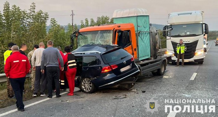 Смертельне зіткнення з вантажівкою: водій і 18-річна дівчина загинули у жахливій ДТП (ФОТО)