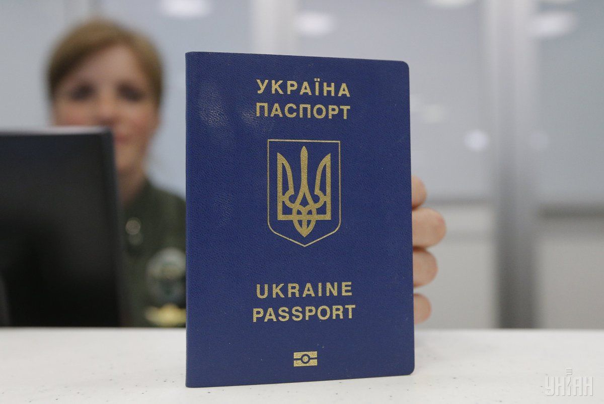 У ДМС повідомили, що черг на виготовлення паспортів немає, і з січня 2015 року в Україні вже оформлено близько 9,5 млн закордонних біометричних паспортів. 


