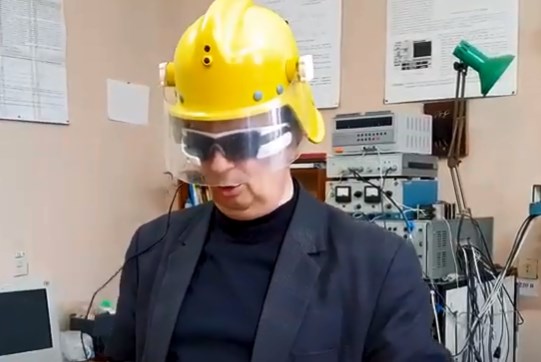 "Шлем и очки дополненной реальности": преподаватель УжНУ создал умный пожарный шлем (ВИДЕО)
