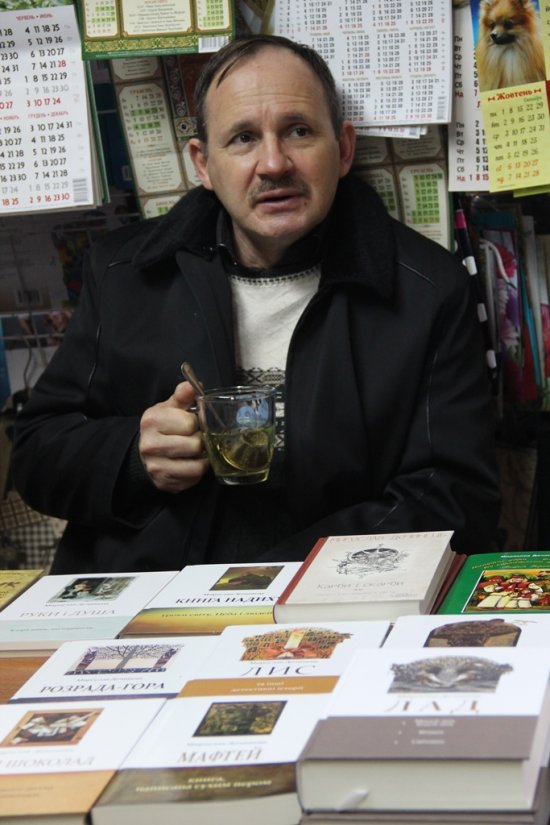 У понеділок, 4 грудня ужгородську книгарню “Кобзар” в рамках акції “Письменник за прилавком” відвідав відомий закарпатський письменник Мирослав Дочинець.


