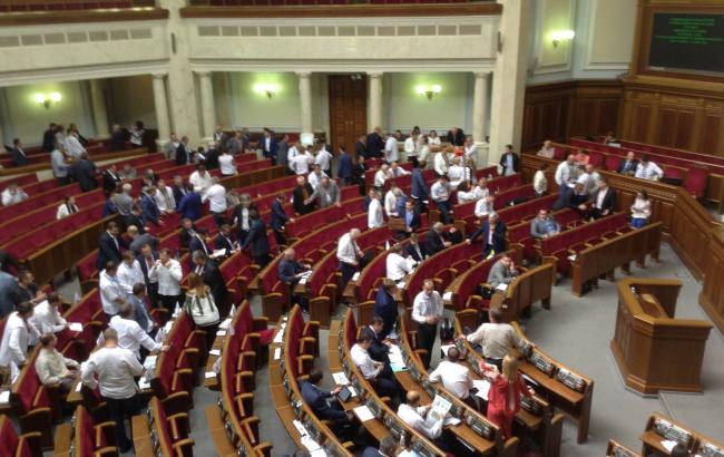 Управління справами Верховної Ради України перерахувало народним депутатам і власним працівникам 2 640 594 гривень, як відпускні протягом липня 2016 року. 
