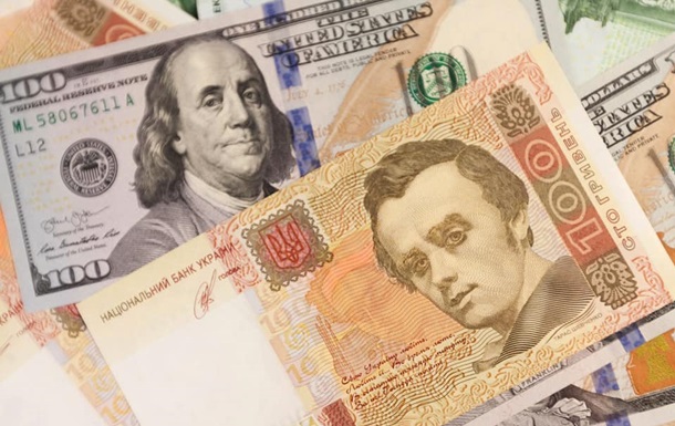 НБУ знизив офіційний курс долара на 6 копійок. На міжбанку американська валюта подешевшала ще більше - на 12 копійок.