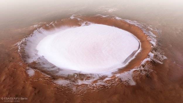 Європейське космічне агентство опублікувало фото марсіанського кратера Королев, дно якого майже повністю охоплює льодовик з діаметром 80 кілометрів.

