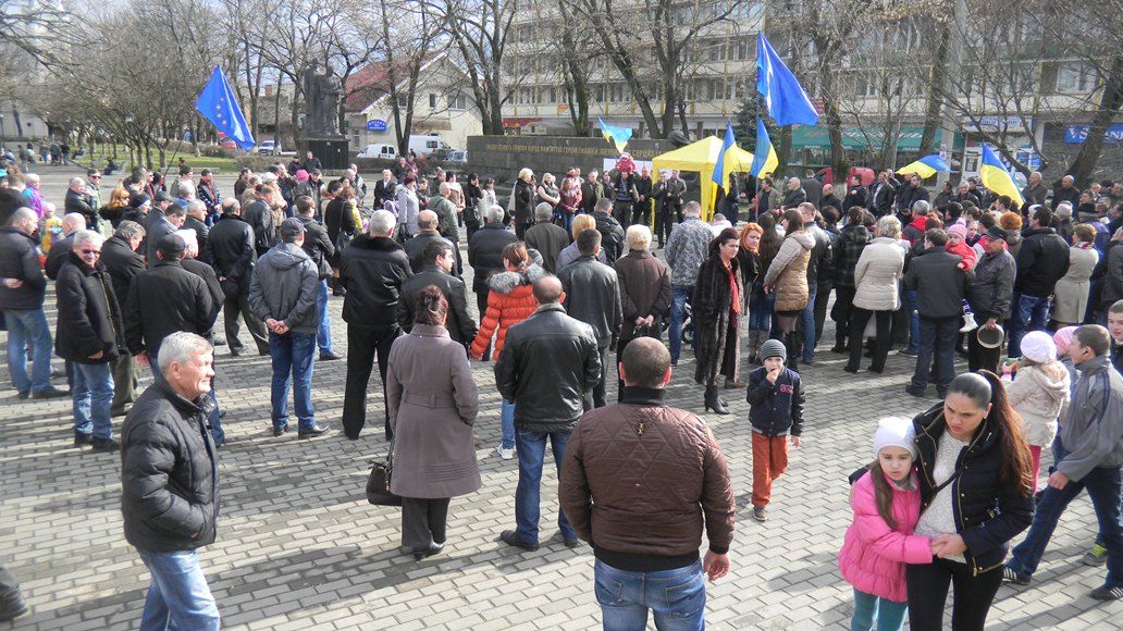 У Виноградові п’яний чоловік намагався зірвати мітинг до Дня гідності (ВІДЕО)