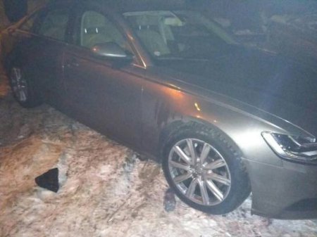 Вчера, 23 декабря, утром в Рахове двое мужчин пытались сжечь авто «Audi A6» в дворе частного дома, на месте преступления их поймали владелец машины, его друг и отец.