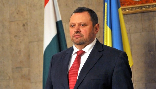 У посольстві Угорщини відмовилися надати інформацію щодо видачі паспортів громадянам України, процедура яких налагоджена у консульстві Угорщини в Берегові.
