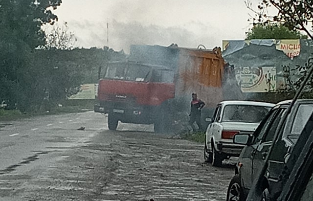Автомобиль начал гореть во время работы в одном из районов города.