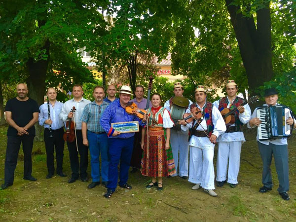 У парку в центрі Солотвина разом з місцевими троїстими музиками – родиною Шіманів виступив і знаний угорський скрипаль Іштван Пал «Солонна». 