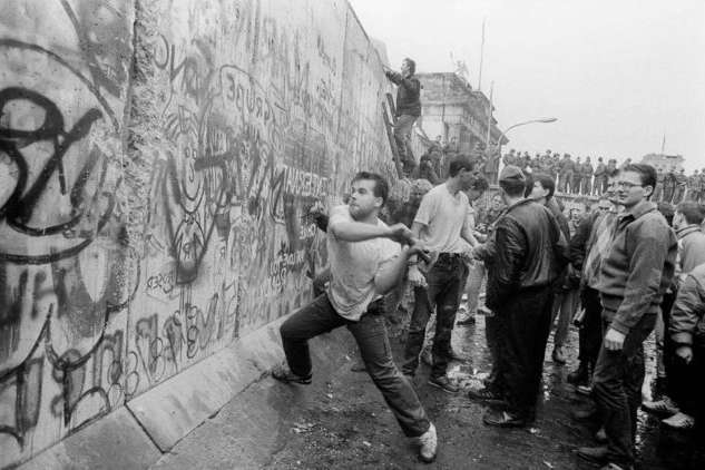 Берлінська стіна розділяла Німеччину з 13 серпня 1961 року по 9 листопада 1989 року.