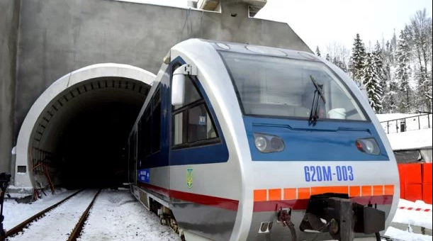 Новий двоколійний залізничний Бескидський тунель, який є одним із найбільших інфраструктурних об’єктів української залізниці, буде остаточно зданий в експлуатацію до кінця травня.
