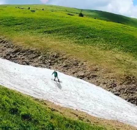 На Закарпатті сноубордисти знайшли сніг у горах і влаштували "покатушки" (ВІДЕО)