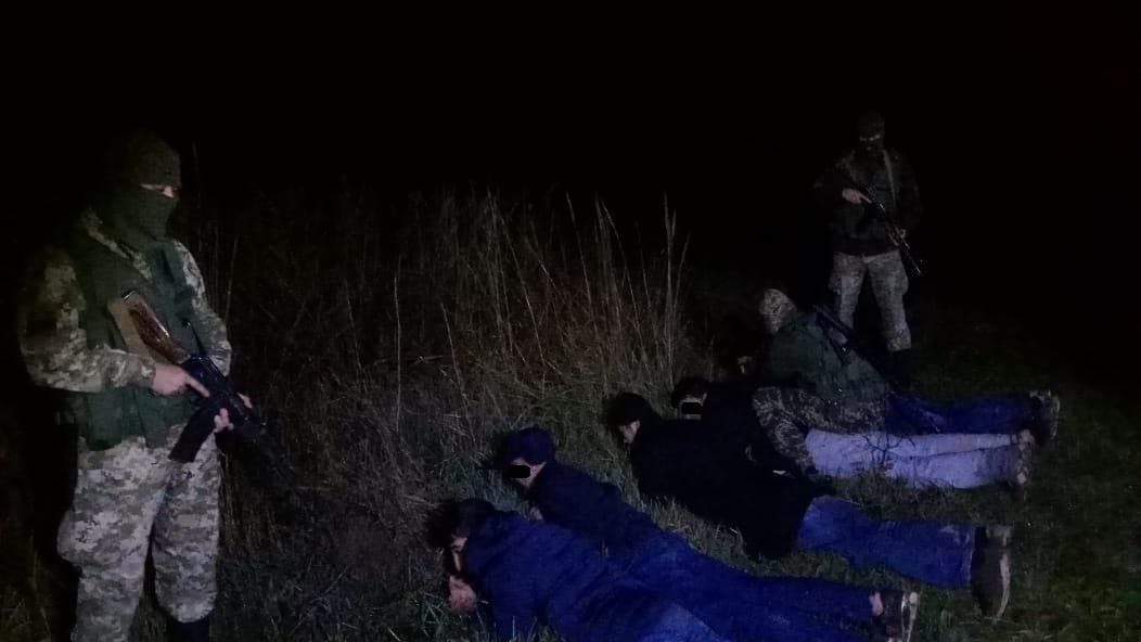 Учора ввечері прикордонники Чопського загону затримали п’ятеро азіатів, які намагались дістатись Словаччини в обхід пунктів пропуску. 