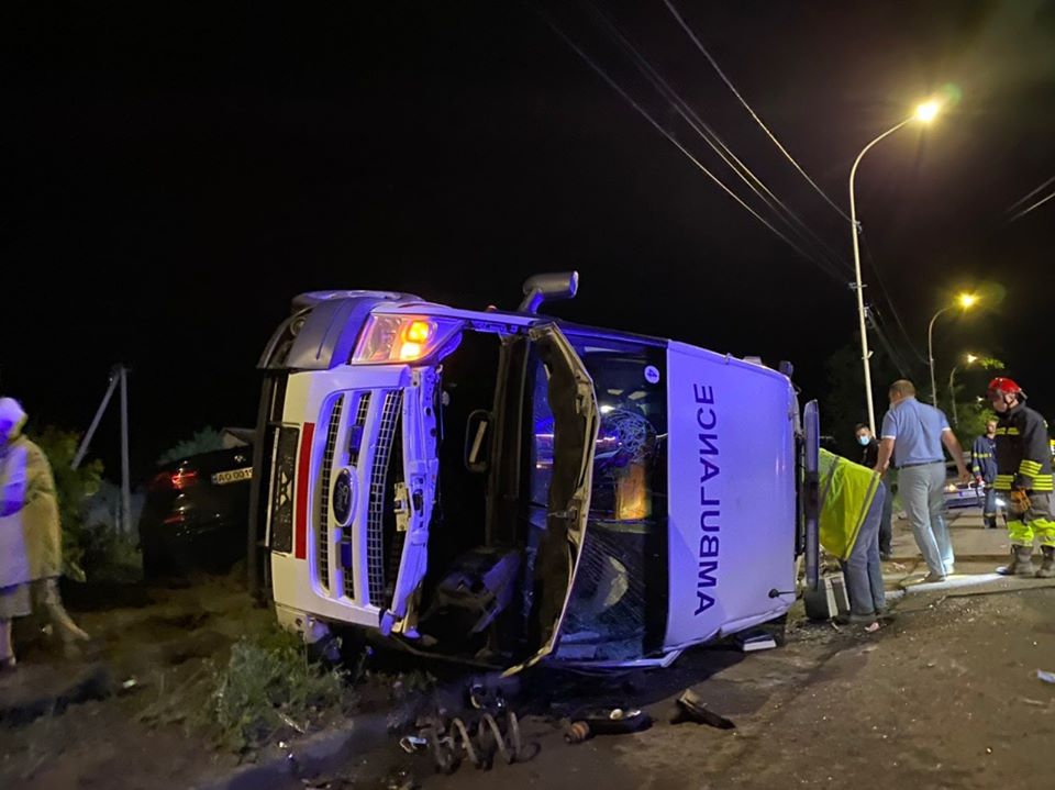 В Ужгороді BMW протаранила "швидку": травмовані п'ятеро людей (ФОТО)