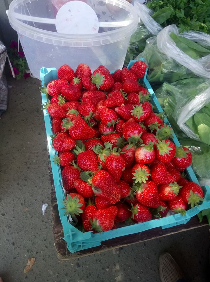 На ринках масово починають з'являтись солодкі ягоди.