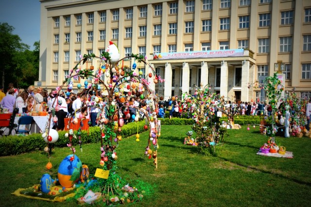 Перед будівлею ОДА в Ужгороді "висадять" більше півсотні писанкових дерев