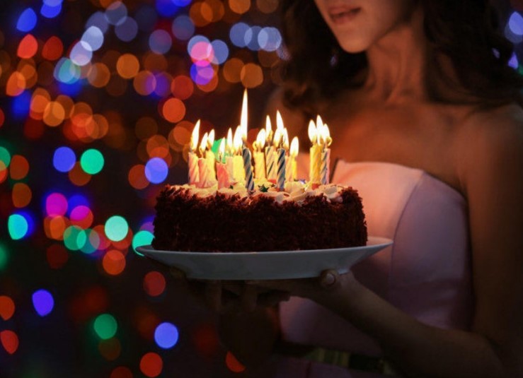 Звідки з’явилася традиція задувати свічки на торті?