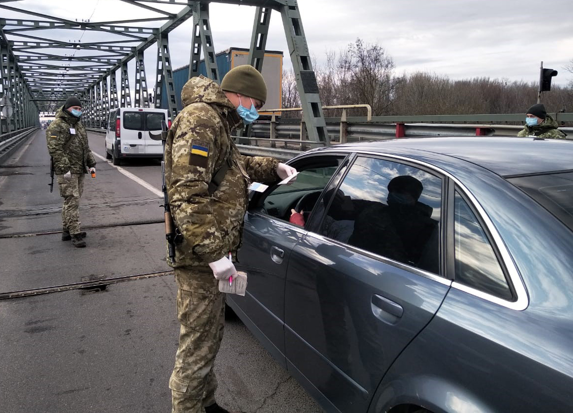 До уваги закарпатців: Україна зобов'язує самоізолюватись при в'їзді з-за кордону та робити ПЛР