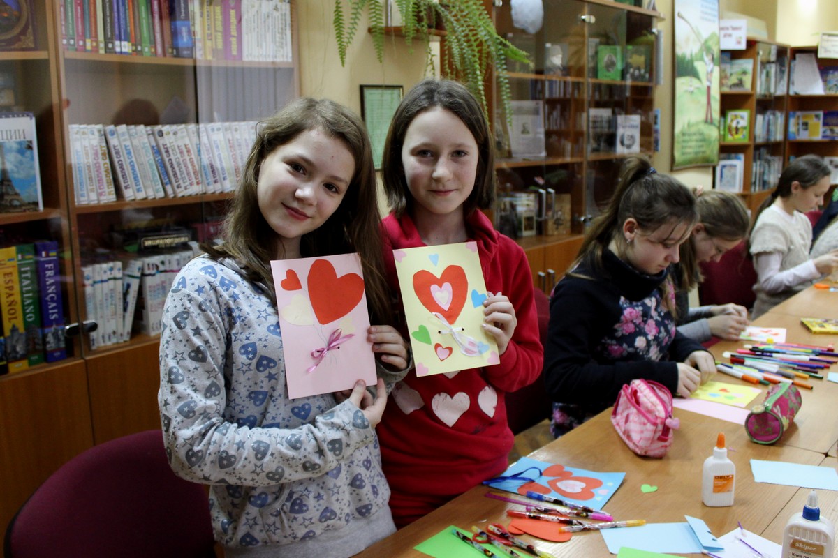 Ужгородські школярі виготовляли валентинки для ровесників на Сході країни.