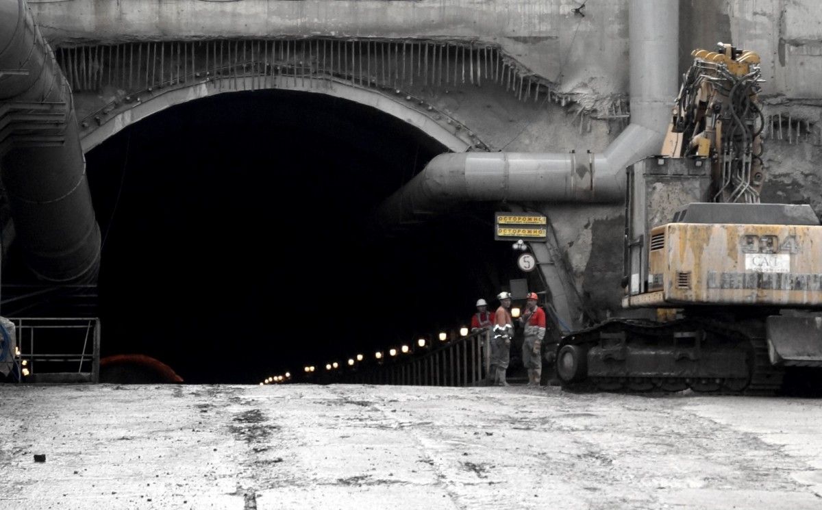 Новий двошляховий тунель має довжину 1765 метрів, ширину 10,5 метра, висоту 8,5 метра і пролягає на максимальній глибині 180 метрів від поверхні Бескидського хребта.