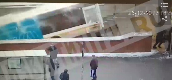 У Мережі з'явився відеозапис з автобусом у Москві, котрий в'їхав у підземний перехід, внаслідок чого загинули четверо осіб.