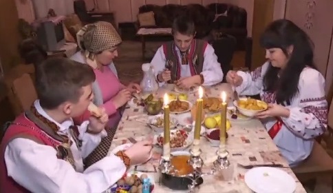 Святой вечер–один из важнейших для христиан семейных праздников.Украинцы садятся за праздничный рождественский ужин.Она с давних времен была торжественной, ведь праздник Рождества считали одним из важнейших в году.