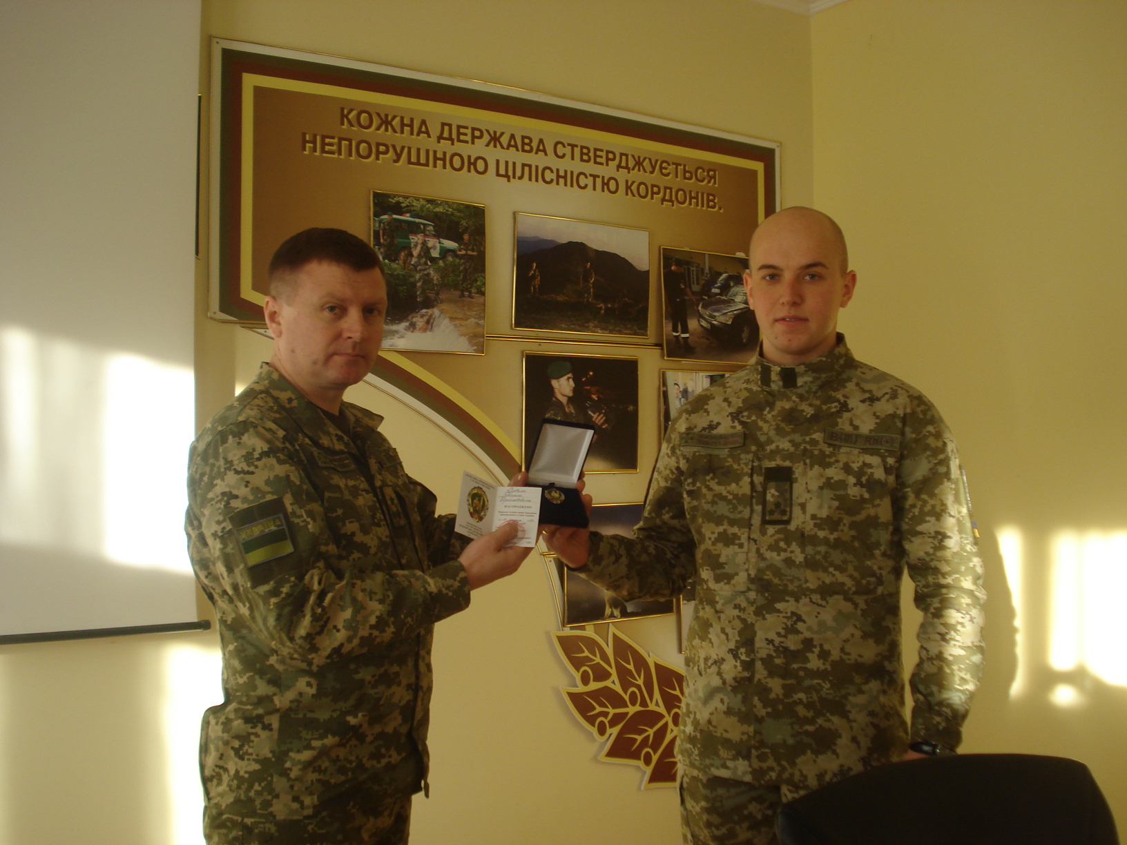 Сьогодні в Мукачівському прикордонному загоні старшому лейтенанту Сервило Т.Я. вручили знак «За мужність в охороні державного кордону». 