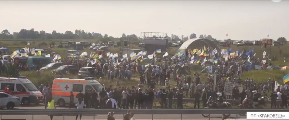 На місці зібрались кілька тисяч людей з усієї України.